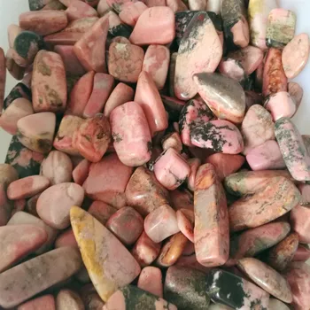 Rožinė rhodonite kvarco kristalų, brangakmenių natūralių akmenų ir mineralų gydomųjų reiki žuvų bako apdaila