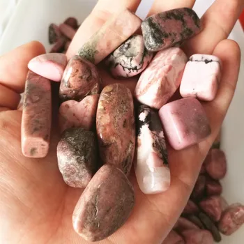 Rožinė rhodonite kvarco kristalų, brangakmenių natūralių akmenų ir mineralų gydomųjų reiki žuvų bako apdaila