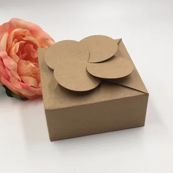 50PC/Daug 8*8*3.5 cm Kraft Kartono Dovanų Dėžutes, Gėlių Formos Saldainių Maišelį Vestuvių Atlikti Atvejais Pakuotės Dėžutė