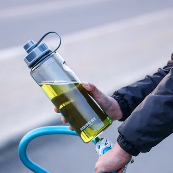 Bpa-free 2L sportas kelionės lauko įrengta vandens butelis Kūrybos nešiojamų didelės talpos Plastiko kosmoso virdulys su arbata infuer
